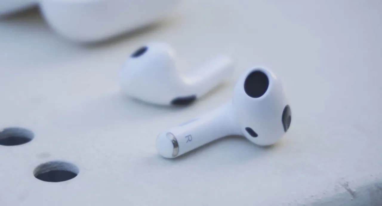 Jak włączyć AirPods bez etui? Oto, co musisz wiedzieć