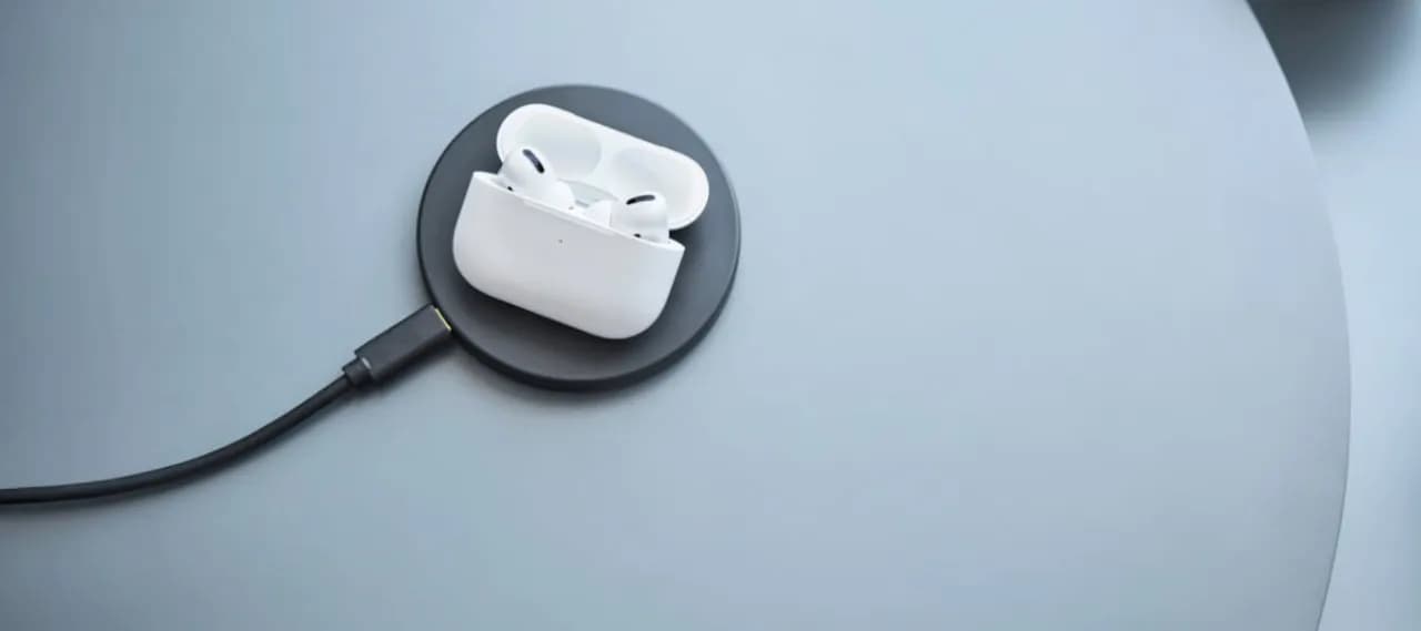 Czy AirPods można ładować bezprzewodowo? Sprawdź, jak to zrobić!